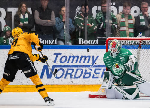 Skellefteås Pär Lindholm och Rögles målvakt Arvid Holm