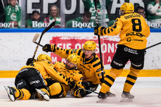 Skellefteås Viktor Grahn jublar med lagkamrater