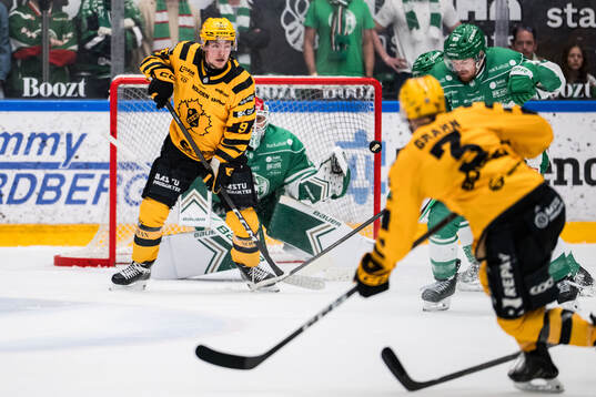 Skellefteås Viktor Grahn skjuter in 0-2 målet förbi