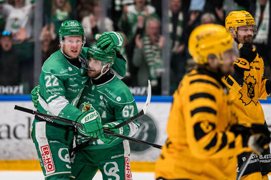 Rögles Fredrik Olofsson och Leon Bristedt jublar