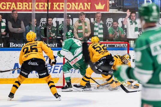 Rögles Lubos Horky och Skellefteås Arvid Lundberg vid en