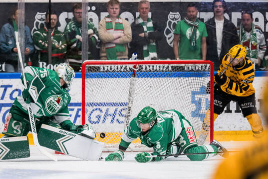 Skellefteås Pär Lindholm gör 1-3 mot Rögles målvakt