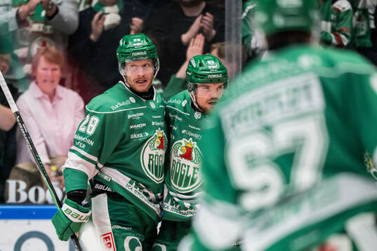 Rögles Anton Bengtsson och Karson Kuhlman jublar