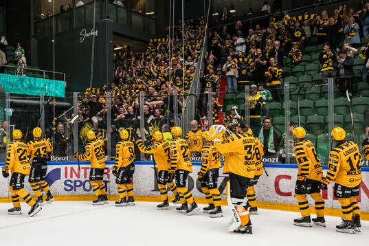 Skellefteås spelare och supportrar jublar