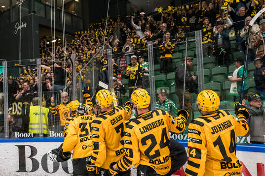 Skellefteås spelare och supportrar jublar