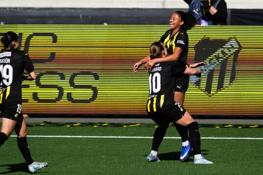 Anna Anvegård and Felicia Schröder of Häcken celebrate