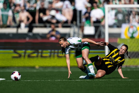 Fanny Peterson of Hammarby and Anna Anvegård of Häcken