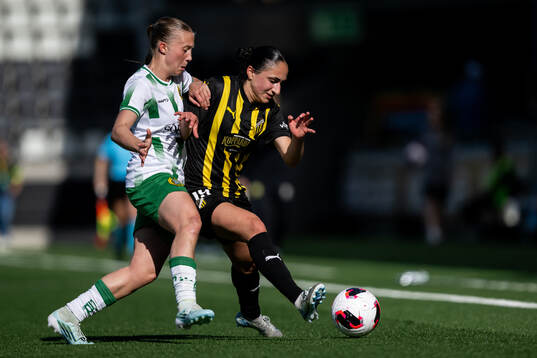Fanny Peterson of Hammarby and Nesrin Akgun of Häcken