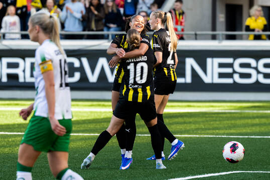 Felicia Schröder of Häcken celebrates with teammates