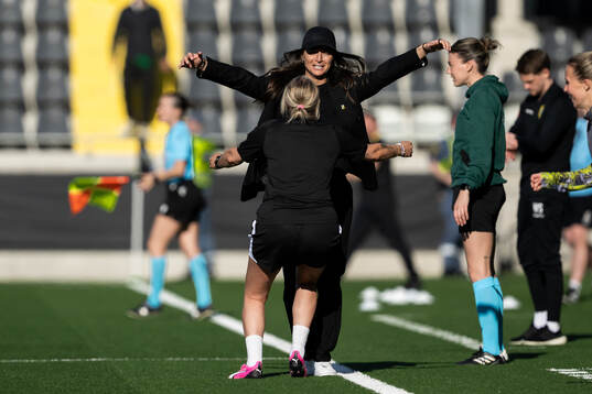Coach Elena Sadiku of Häcken celebrates