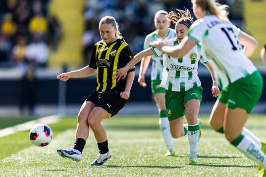 Pernille Sanvig of Häcken and Vilma Emilia Koivisto of