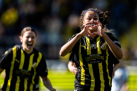 Felicia Schröder of Häcken celebrates