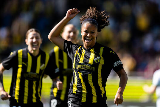 Felicia Schröder of Häcken celebrates