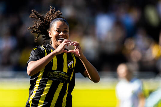 Felicia Schröder of Häcken celebrates