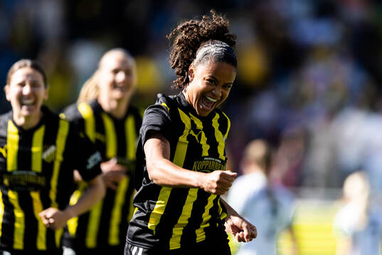 Felicia Schröder of Häcken celebrates