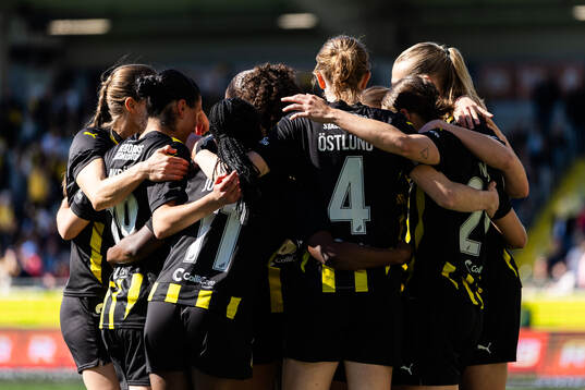 Felicia Schröder of Häcken celebrates with teammates