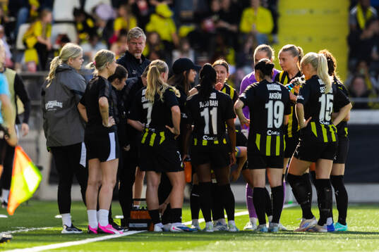 Coach Elena Sadiku of Häcken discuss with players