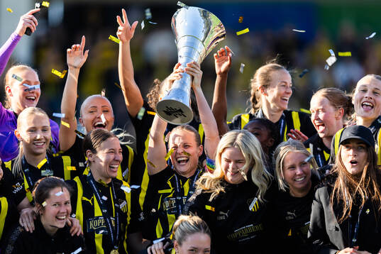 Anna Anvegård of Häcken celebrates with teammates and the