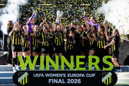 Anna Anvegård of Häcken celebrates with teammates and the