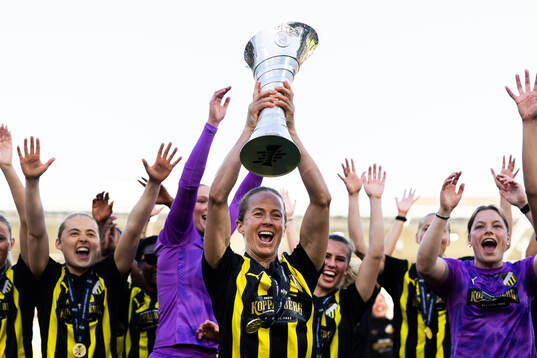 Aivi Luik of Häcken raises the trophy and celebrates with