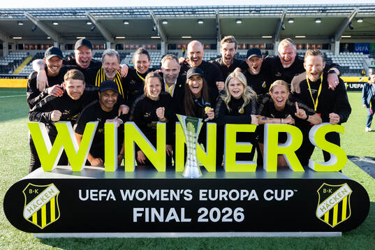 The leadership team of Häcken celebrates with the trophy