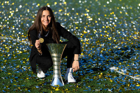 Coach Elena Sadiku of Häcken pose for a photo with the