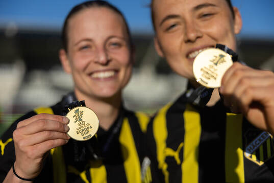 Anna Anvegård and Paulina Nyström of Häcken pose with
