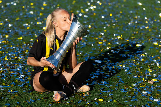 Alva Selerud of Häcken pose with the trophy