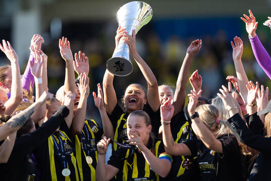 Felicia Schröder of Häcken celebrates with the trophy the