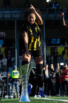 Felicia Schröder of Häcken celebrates with the trophy