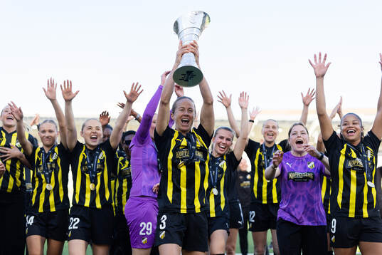 Aivi Luik of Häcken celebrates with the trophy