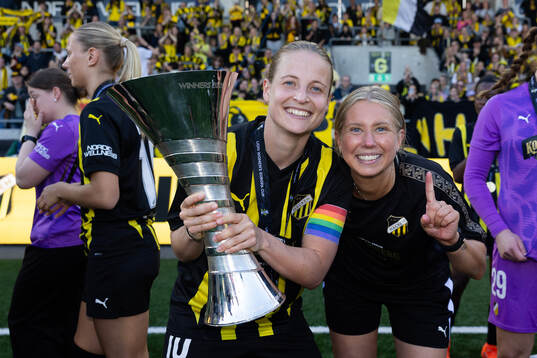 Anna Anvegård and physiotherapist Mikaela Johansson