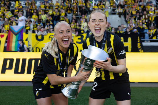 Alva Selerud and Paulina Nyström celebrate with the trophy