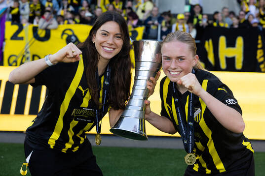 Helena Sampaio and Pernille Sanvig of Häcken celebrate