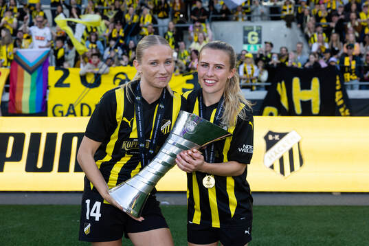 Tilde Karlsson and Nathalie Staaf  of Häcken celebrate