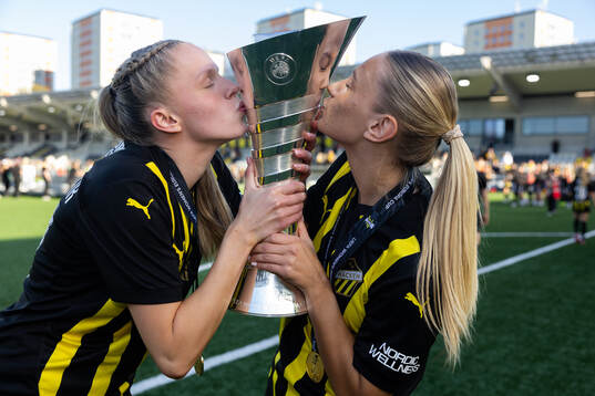 Thelma Pálmadottir and Tilde Karlsson of Häcken celebrate