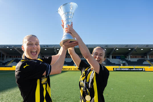 Stine Sandbech and Aivi Luik of Häcken celebrate with the