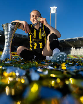 Paulina Nyström of Häcken celebrate with the trophy