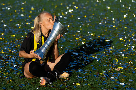 Alva Selerud of Häcken kisses the trophy