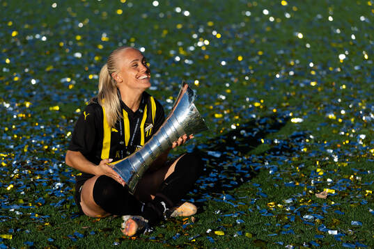 Alva Selerud of Häcken poses with the trophy