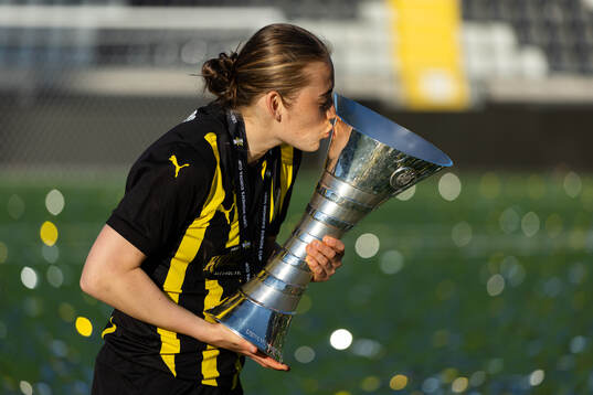 Paulina Nyström of Häcken kisses the trophy