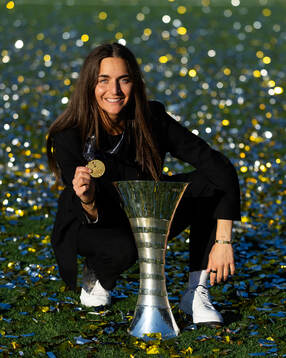 Head coach Elena Sadiku of Häcken poses with the trophy