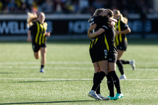 Stine Sandbech and Aivi Luik of Häcken celebrate