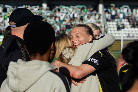 Stine Sandbech of Häcken celebrates with team mates