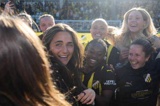 Head coach Elena Sadiku of Häcken celebrate with her