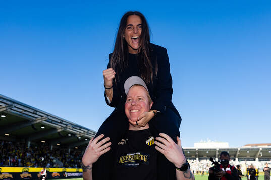 Head coach Elena Sadiku of Häcken celebrates