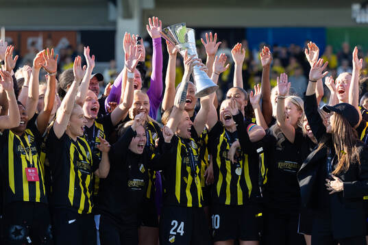 Tabitha Michelle Tindell of Häcken celebrate with the