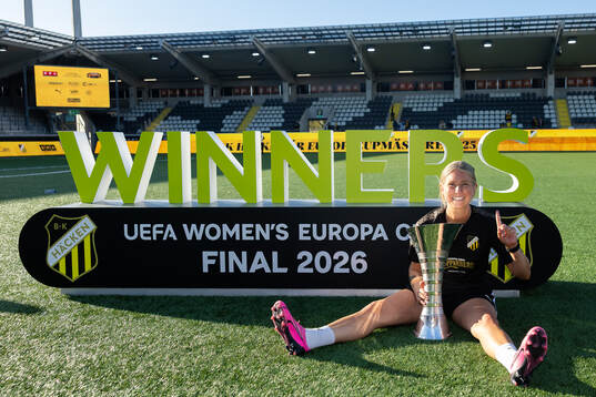 Physiotherapist Mikaela Johansson celebrate with the trophy