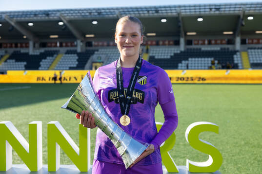 Goalkeeper Hanna Karlsson celebrate with the trophy