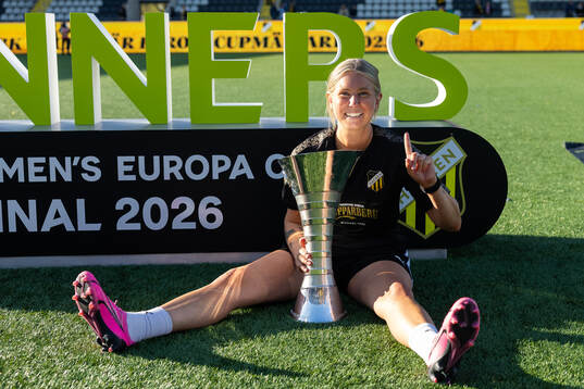 Physiotherapist Mikaela Johansson celebrate with the trophy